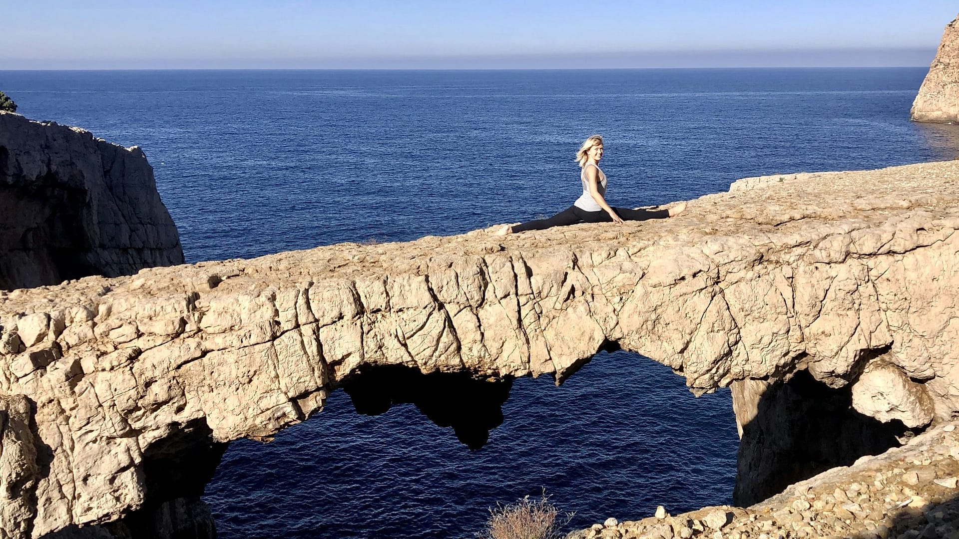 4DE0DEA8-4F55-41A5-915F-2F19353F973C_1_201_a yoga by the sea
